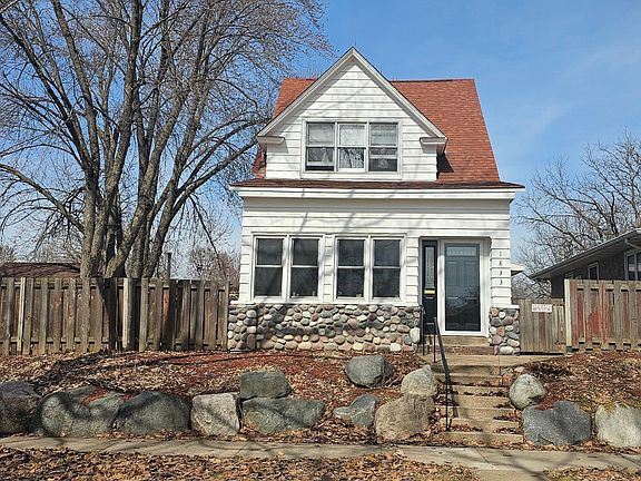 3rd image of 1833 Hawthorne Ave E