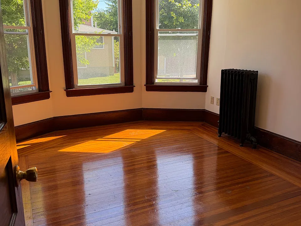 Large Two Bedroom Apartment Walking Distance to Downtown