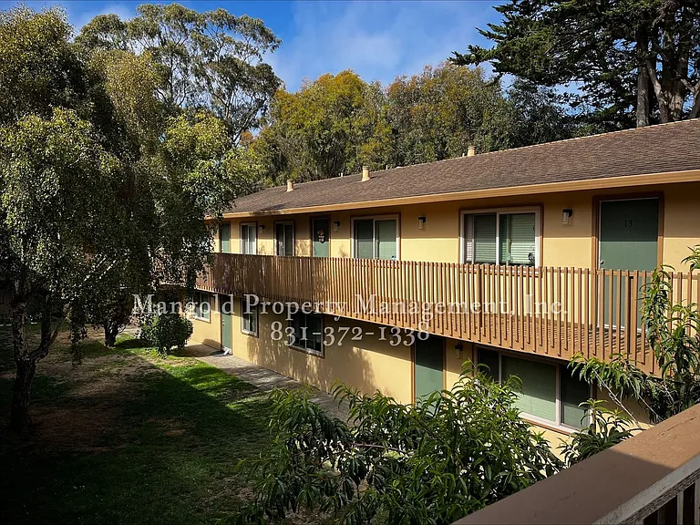 Del Mar Apartments — Photo 11