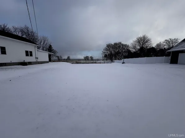 14155 Lake Shore Dr, Escanaba, MI 49829