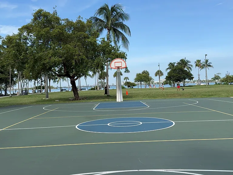 2000 N Bayshore Dr #201 — Photo 22