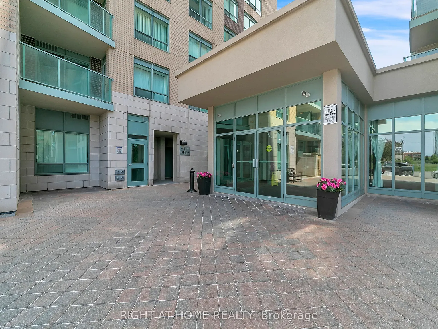 11 Oneida Cres — Photo 4
