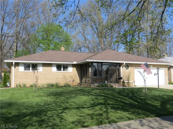 6204 Meadview Dr, Seven Hills, OH 44131