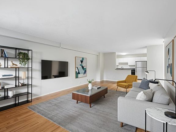 4th image of 555 W Cornelia Ave APT 501