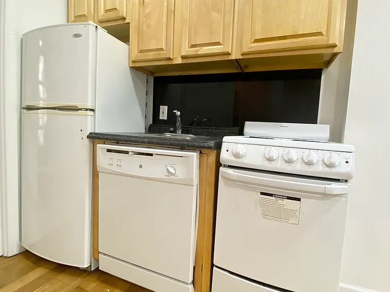 221 E 28th St #2B — Photo 3