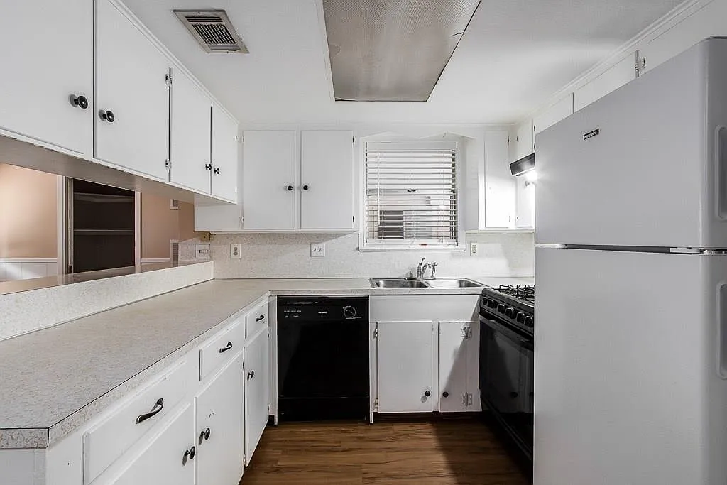 2 bed, 1.0 bath, 2082 sqft, $1,100 — Photo 2