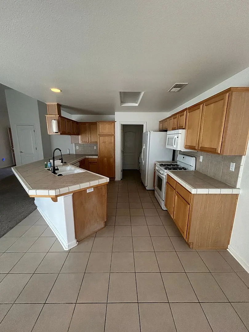 Open and Spacious in Northwest Hanford — Photo 4