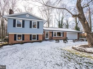 3202 Amberley Ln, Fairfax, VA 22031