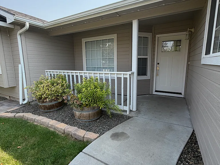 16566 N Liverpool Ln — Photo 2