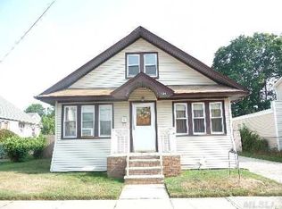 104 Washburn Ave, Freeport, NY 11520