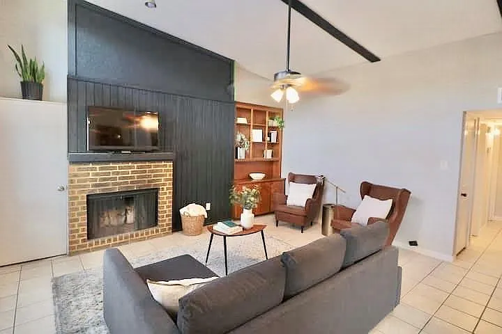 2 bed, 1045 sqft, $2,300 — Photo 2