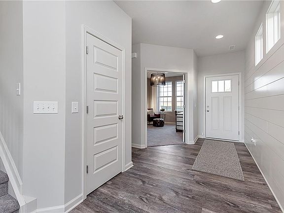 2nd image of 4894 Oak Hill Dr