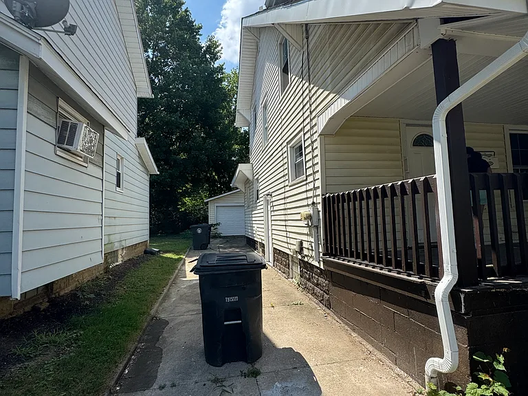 910 Whittier Ave — Photo 18