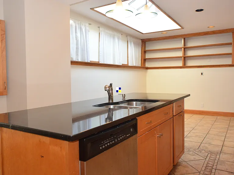 319 E Cross St — Photo 11