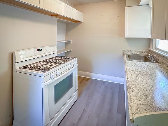 5th image of 313 N Main St APT 3