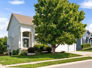 804 Creekmoor Pond Ln, Raymore, MO 64083
