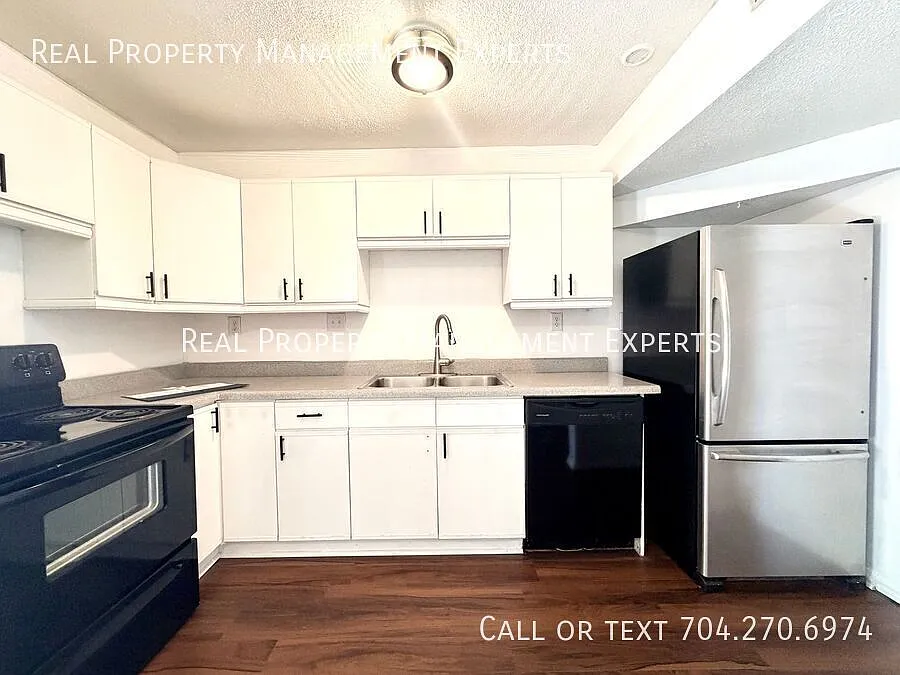 Charming 2BR/2BA Condo in the heart of Historic Fourth Ward. — Photo 2