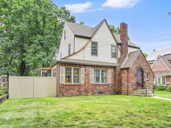 33 Olmsted Dr, Springfield, MA 01108