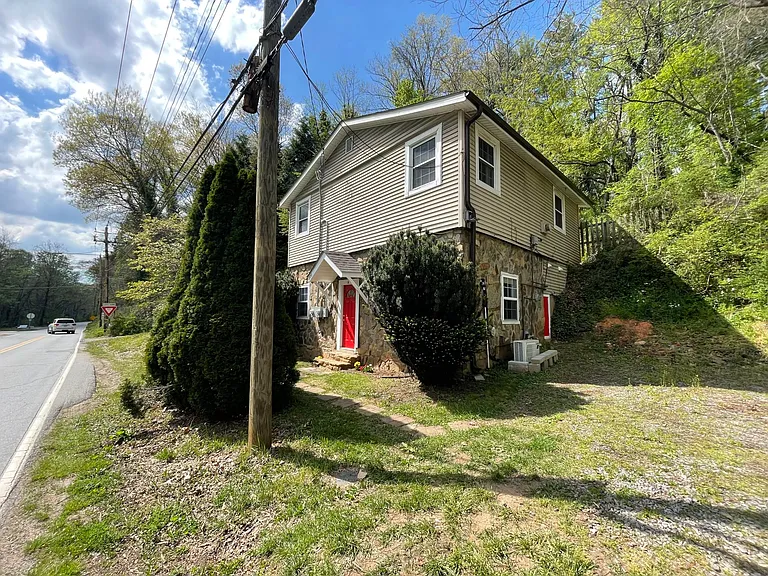 300 New Haw Creek Rd #B — Photo 2