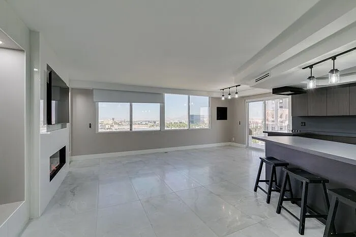 205 E Harmon Ave — Photo 2