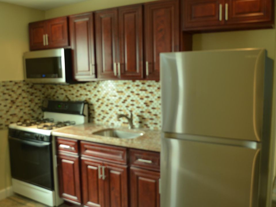 2nd image of 931 McKinley St