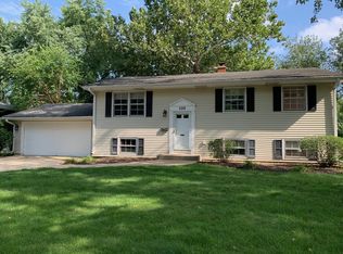 520 Spruce Dr, Naperville, IL
