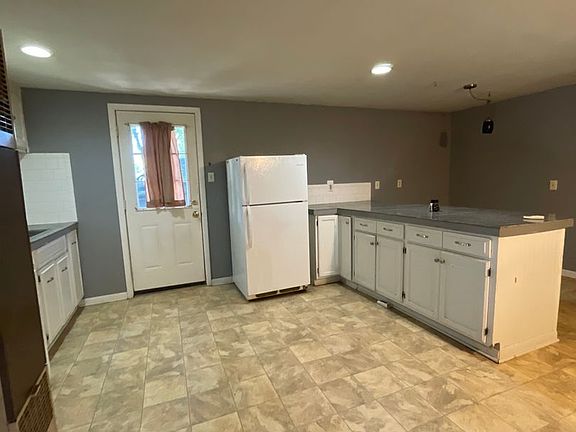 2nd image of 1009 1/2 Cottonwood St #1