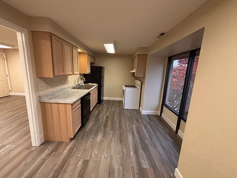 301 Crater Lake Ave — Photo 4