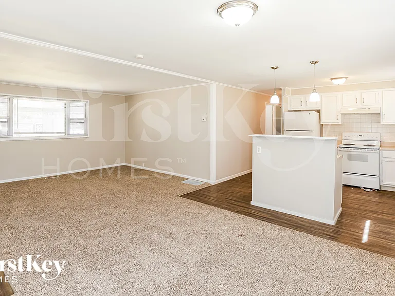 1103 NE Cowden Dr — Photo 3
