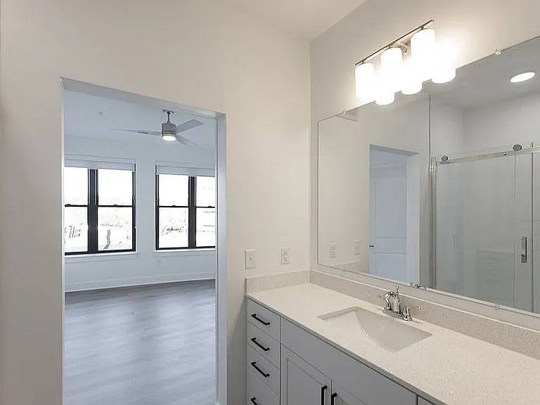 4 West — Photo 14
