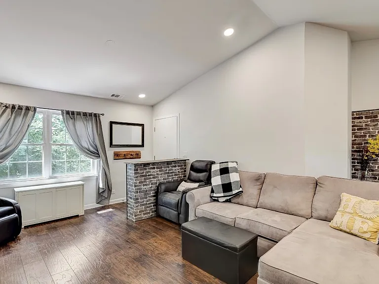120 E Winchester Rd — Photo 12