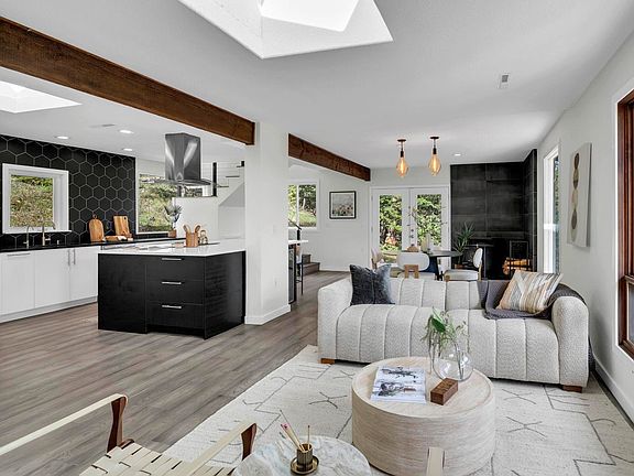 4th image of 408 Millionaire Dr W