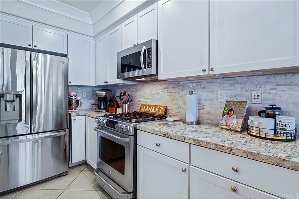 2 bed, 2.5 bath, 1327 sqft, $3,850 — Photo 2
