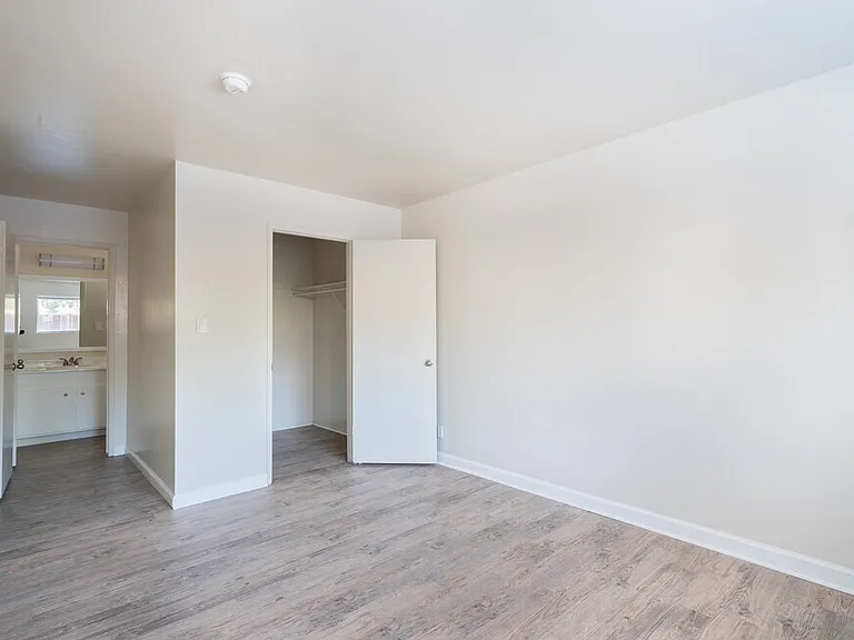 Kingston Place Apartments — Photo 10