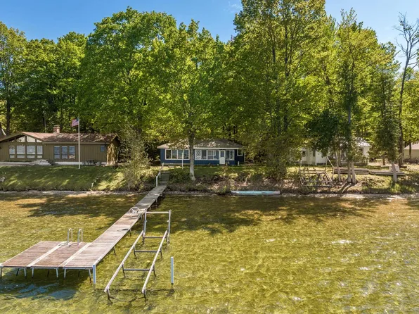 6290 Lakewood Dr, Beulah, MI 49617