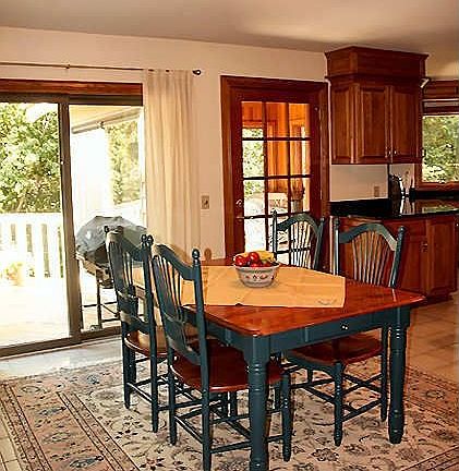 he Eat-In kitchen area is great for today's busy lives.