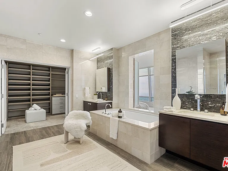 900 W Olympic Blvd #47G — Photo 33