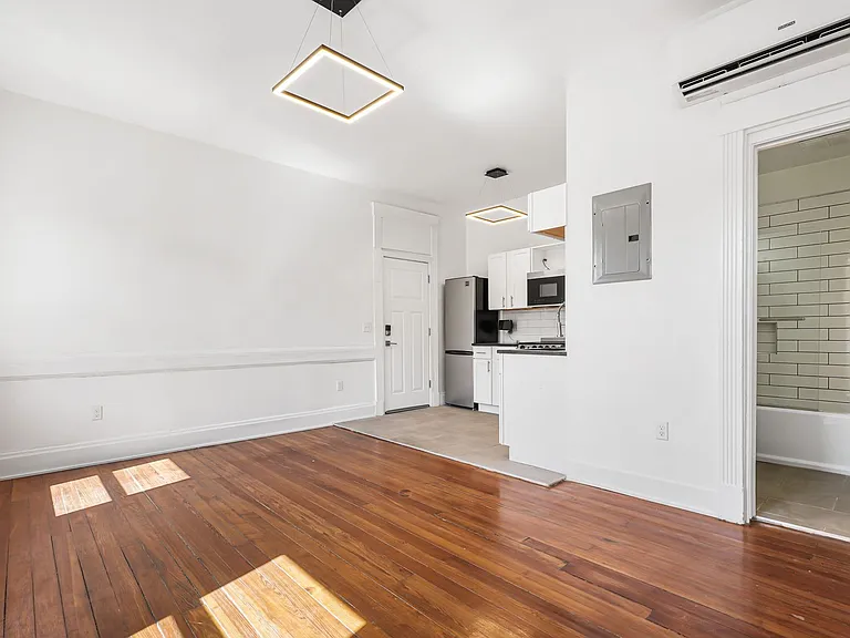 150 E Clifton Ave — Photo 3