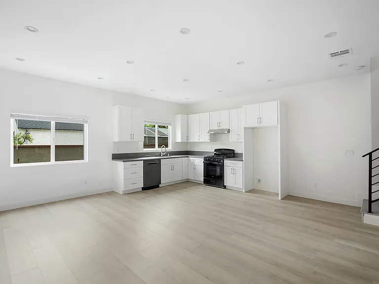 11217 Cohasset St — Photo 3
