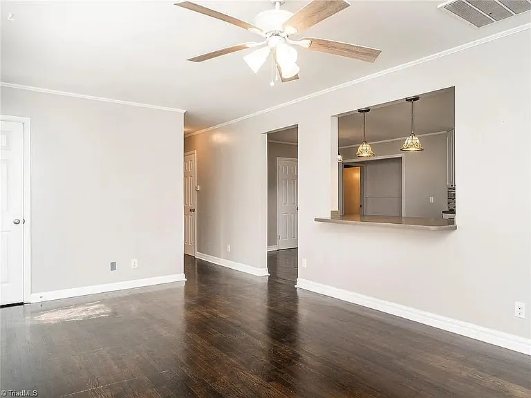 1313 Greenbriar St — Photo 6