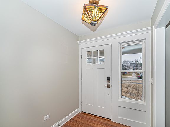 3rd image of 1110 N Grove Ave