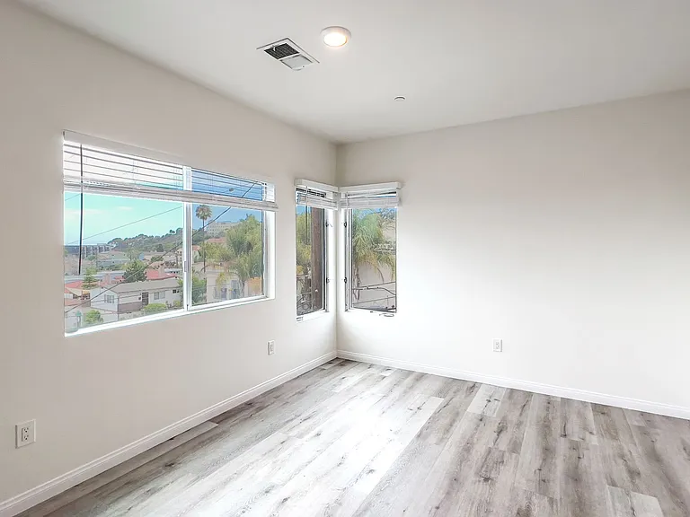 Gorgeous Townhome w/ Rooftop Deck and Ocean Views Near USD — Photo 7