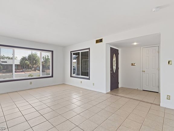 4th image of 2571 Boise St