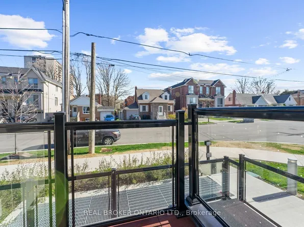 16 Marquette Ave #5, Toronto, ON M6A 0E1