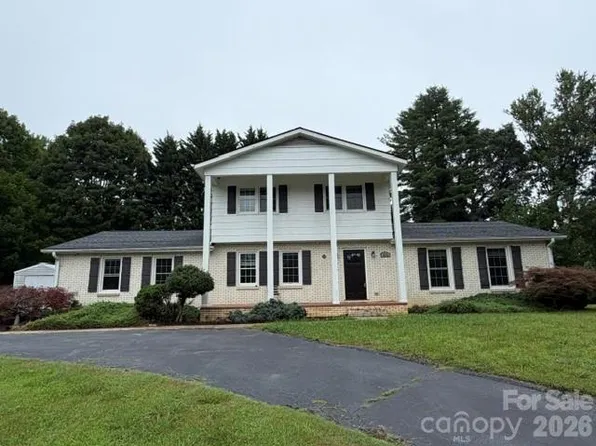 1376 Glenheath Dr, Hendersonville, NC 28791