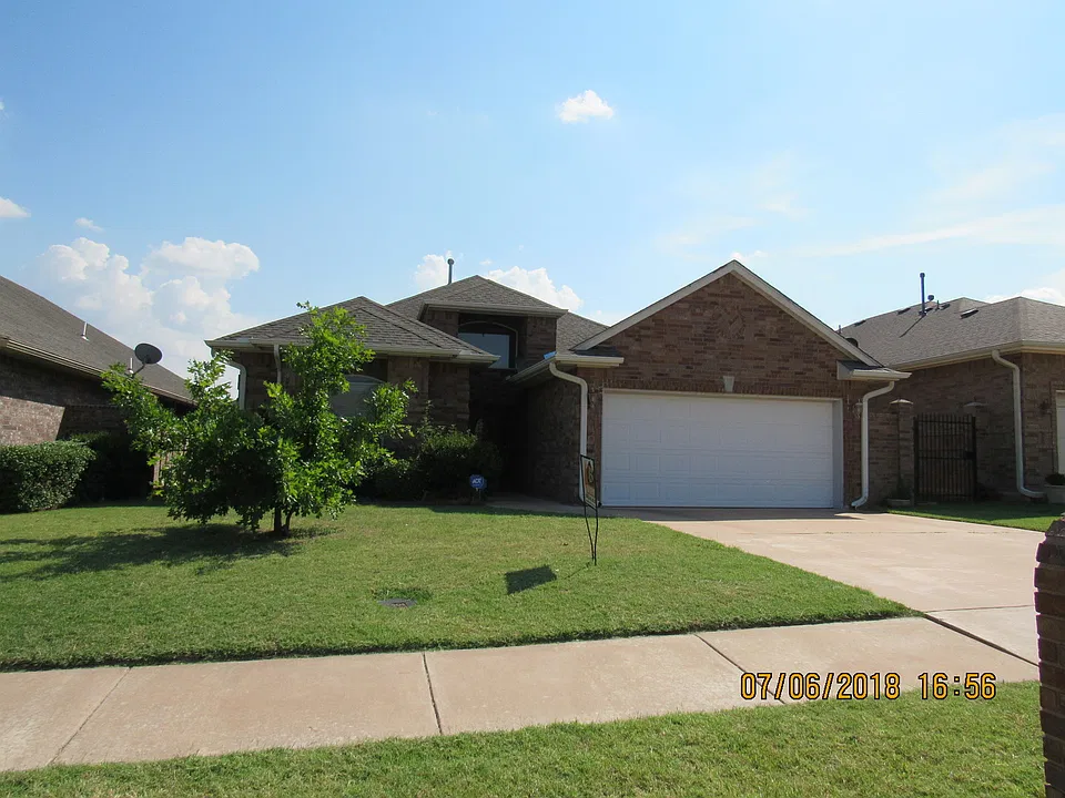 6904 NW Maple Dr