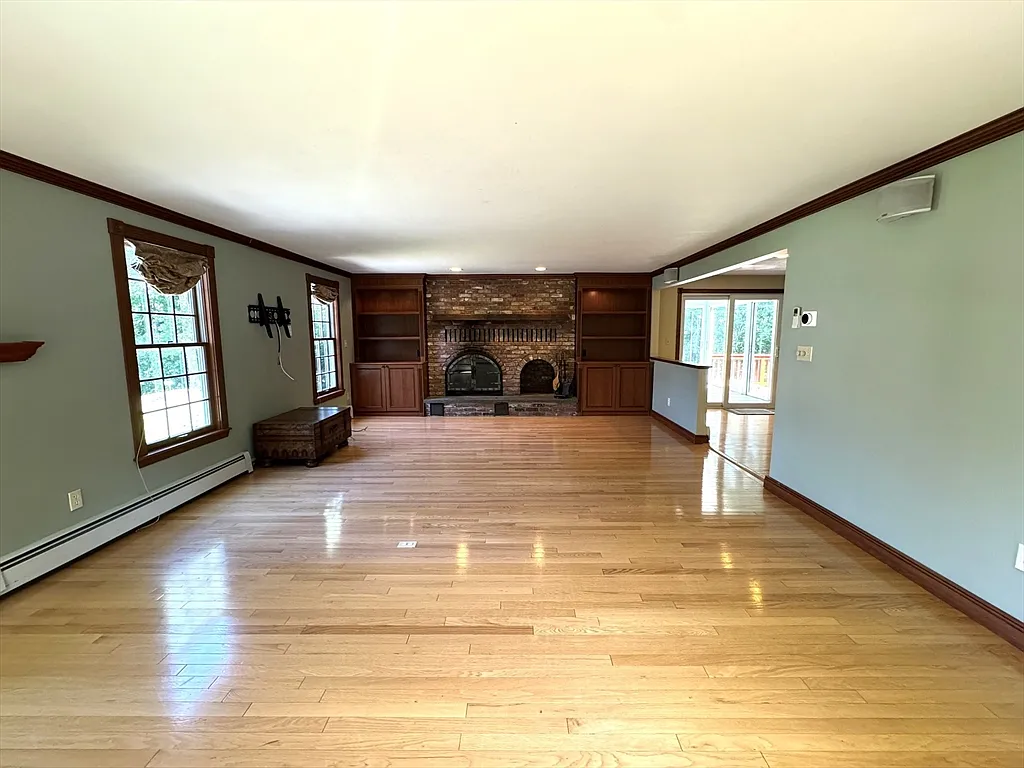 4 bed, 3.5 bath, 3659 sqft, $5,000 — Photo 4