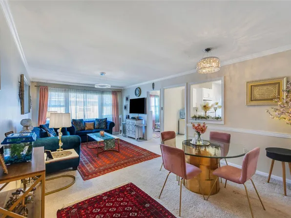 324 Post Avenue #7K, Westbury, NY 11568