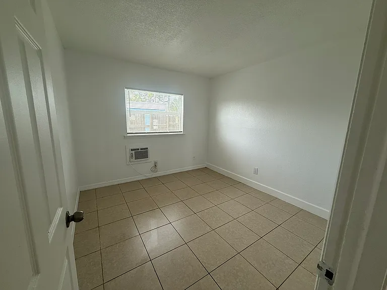 2452 Stella St #101 — Photo 3