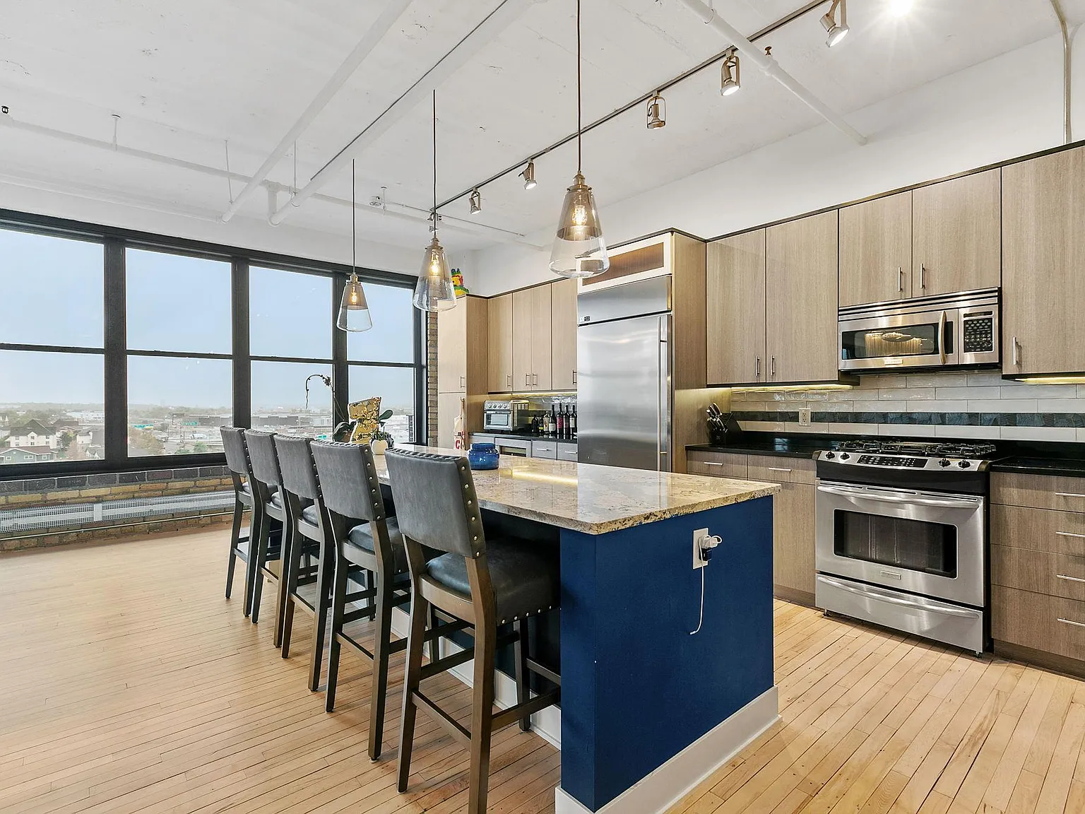 2 bed, 2.0 bath, 2346 sqft, $4,495 — Photo 2